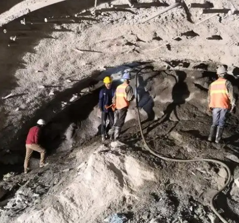 托克逊拱顶带模注浆料的施工流程及注意事项